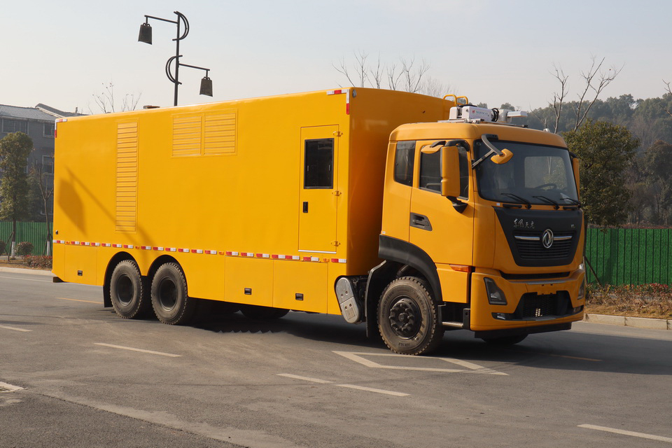 東風(fēng)天龍后雙橋電源車(chē)帶休息室